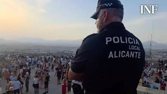 La Policía se despliega en el castillo de Santa Bárbara para controlar a los cientos de personas que han subido a ver el eclipse