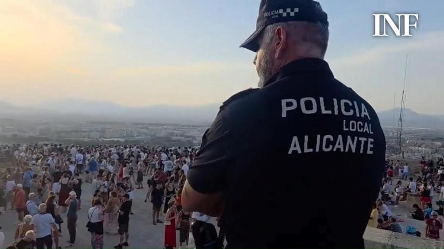La Policía se despliega en el castillo de Santa Bárbara para controlar a los cientos de personas que han subido a ver el eclipse