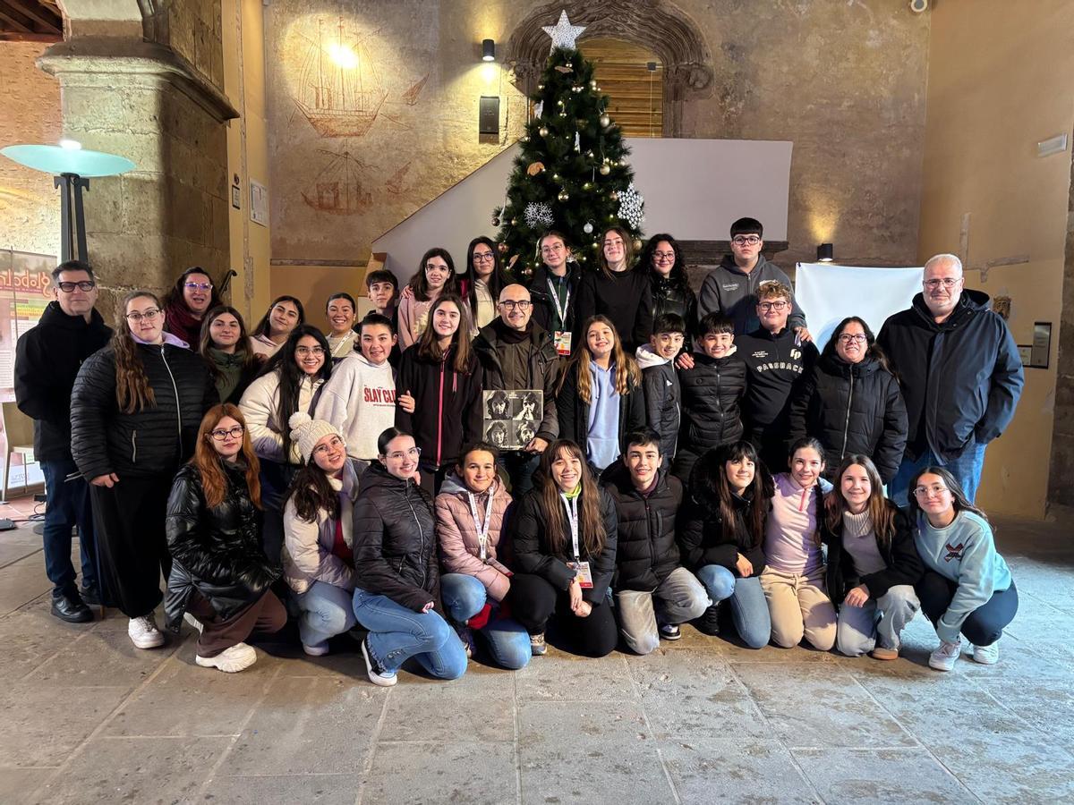 Mercat Solidari 2026 con el alcalde Saura, la edila Murciano, los ediles Evangelista y Marqués, junto a los corresponsales juveniles.