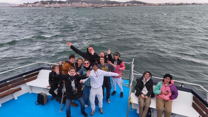 Alumnos del Instituto Colbert Tourcoing, situado en la frontera de Francia con Bélgica, en el catamarán "Gran Cormorán Jet", ayer.