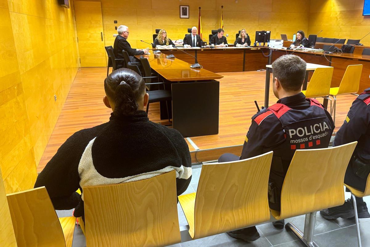 D'esquenes i custodiat pels Mossos, el condemnat per agredir sexualment una dona en un descampat de Blanes.