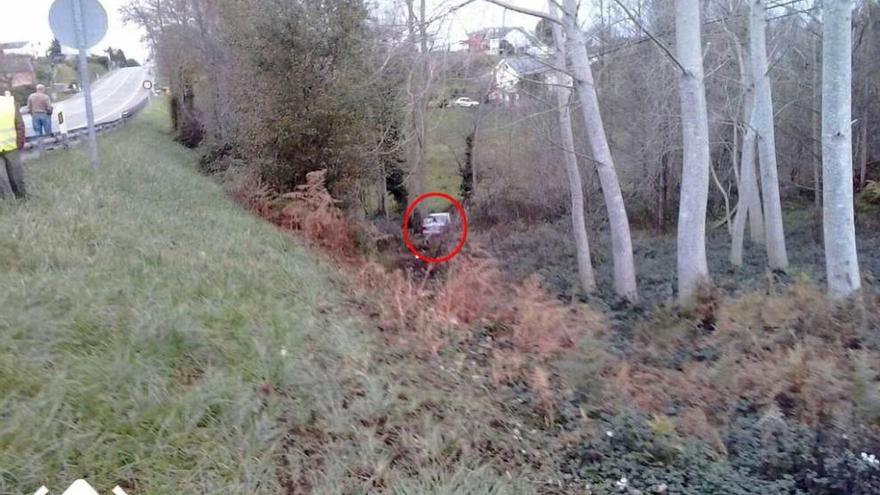 El coche, en el círculo, en el lugar del accidente.