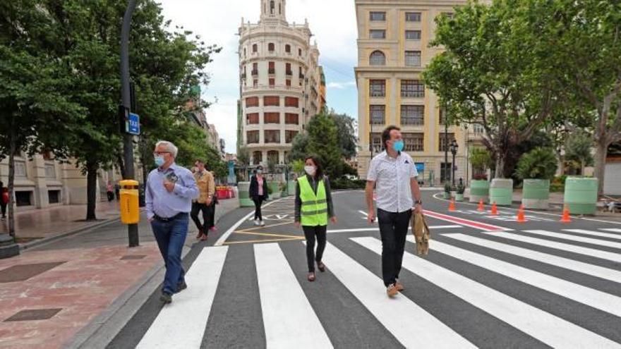 Ribó visita las obras de peatonalización de la plaza del ayuntamiento de València