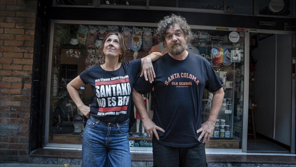 Reme y Juanra, creadores de la camiseta 'Santako no es BCN'