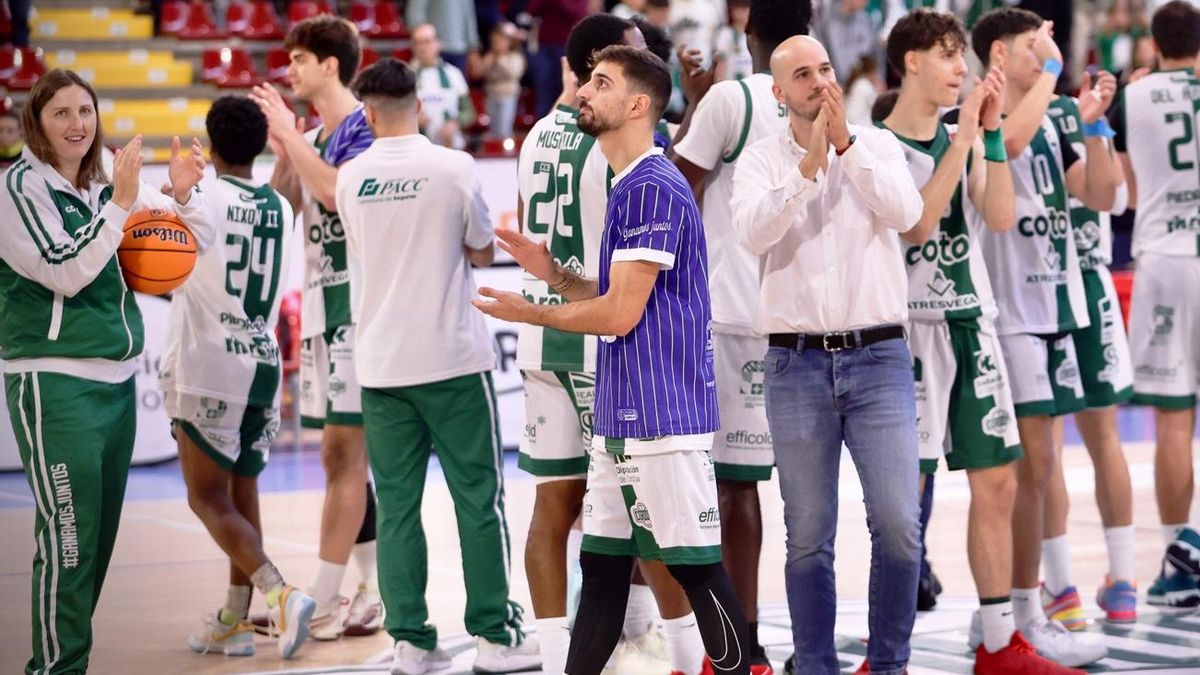 El Coto Córdoba celebra una victoria con su afición.