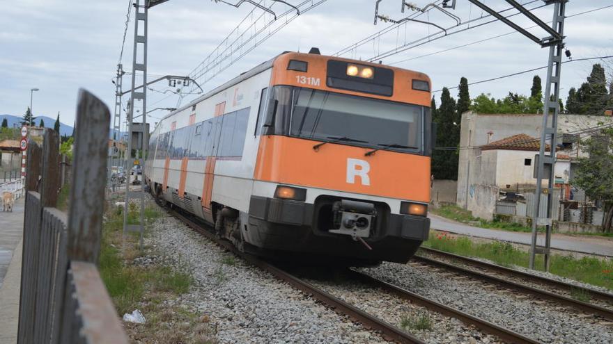 Un tren de rodalies al seu pas per Figueres.