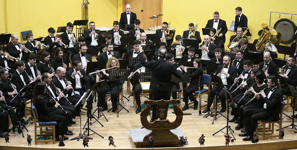 Concierto de la Banda de Lalín. La Banda de Lalín ofreció anoche el ya tradicional Concerto do Cocido. El Auditorio Municipal registró una gran entrada para disfrutar del recital brindado por la formación que dirige Marcel van Bree. El repertorio, especialmente seleccionado para arrancar sonrisas al público, consiguió su propósito. Como dicen desde la propia banda, una Feira do Cocido sin el concierto de la víspera “es como un cocido sin lacón, ni cachucha, ni grelos, ni chorizos, ni patatas”. | BERNABÉ/JAVIER LALÍN