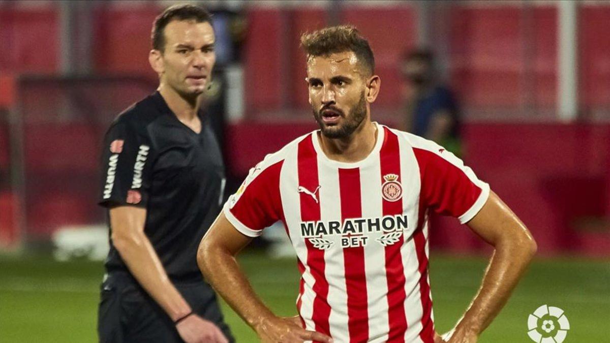 Stuani al recibir la tarjeta roja