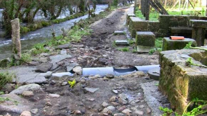 La senda fluvial a Segade se encuentra en pésimo estado.