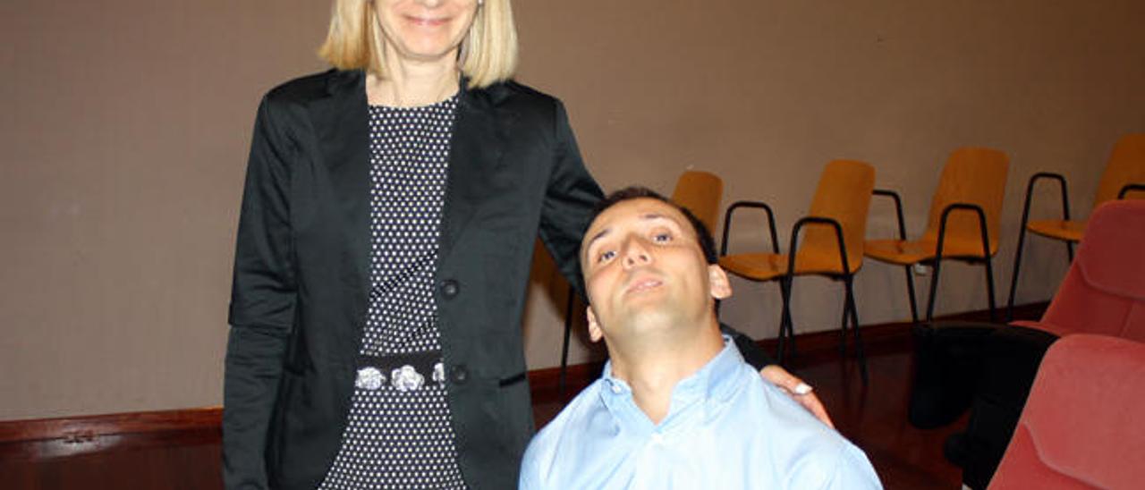 Iago Pérez Santalla, junto a la directora de su tesis, la profesora Beatriz Fernández Herrero. // I. Rodríguez