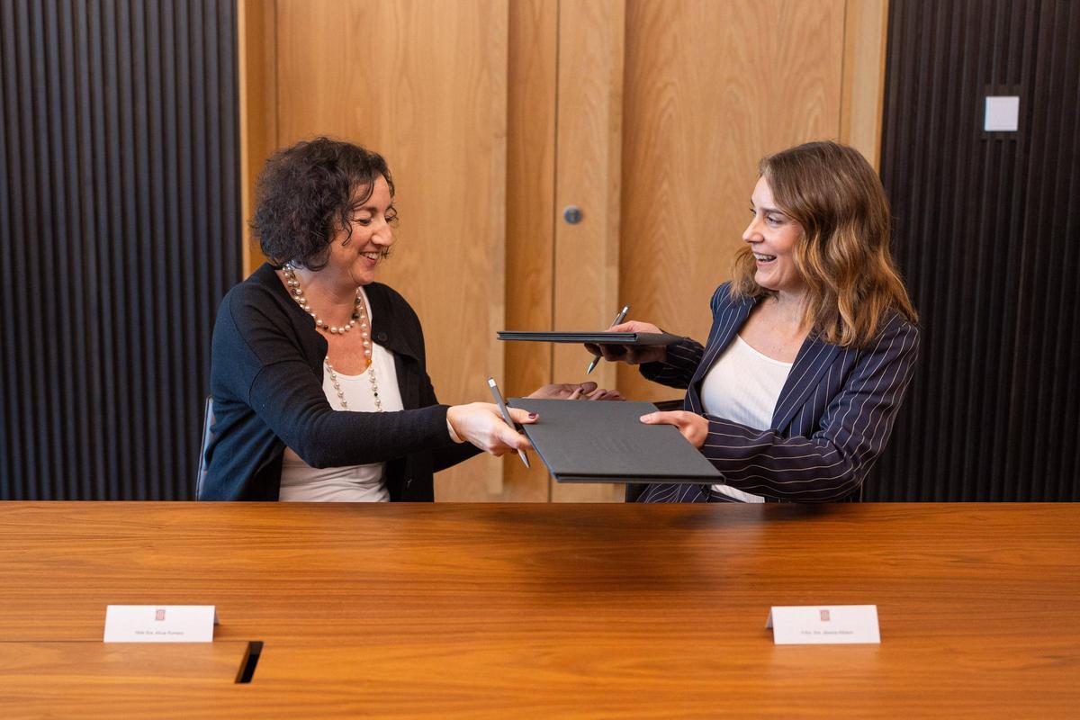 Imagen de archivo de la consellera de Economia, Alícia Romero, con la líder de los Comuns en el Parlament, Jéssica Albiach.