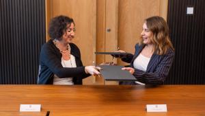 La consellera de Economia, Alícia Romero, con la líder de los Comuns en el Parlament, Jéssica Albiach, firmando uno de los acuerdos de legislatura