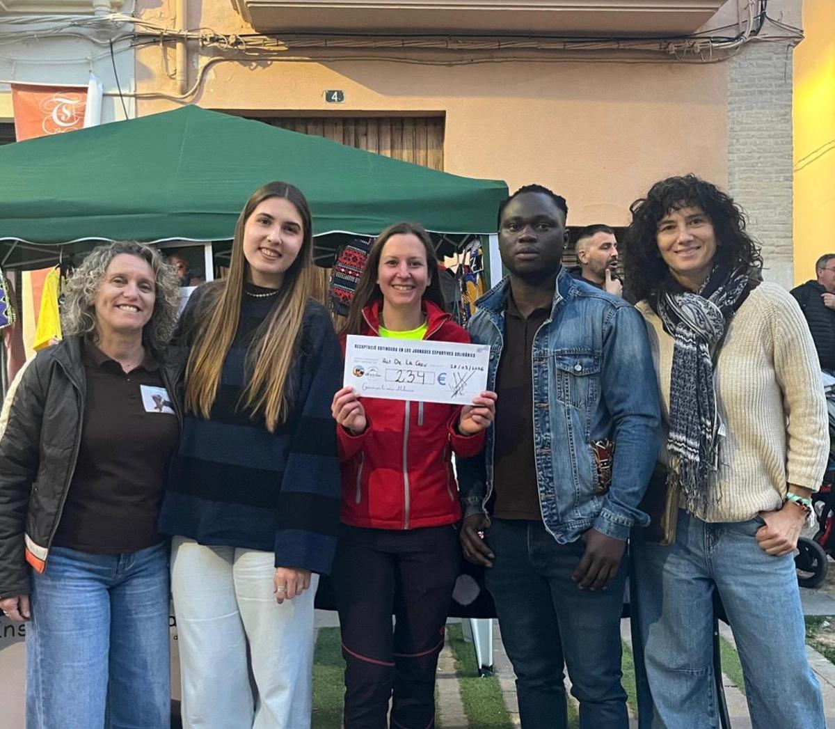 Entrega de fondos a la asociación solidaria.