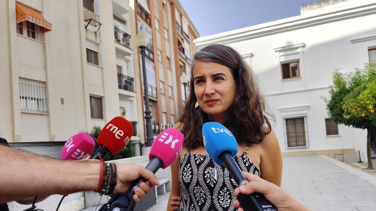 La portavoz de Unidas por Extremadura, Irene de Miguel, en declaraciones a los medios.