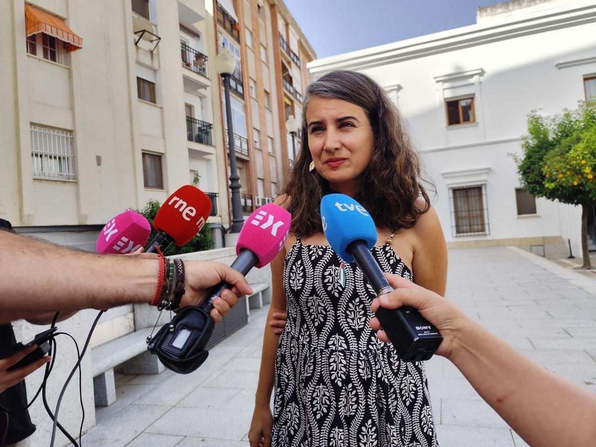La portavoz de Unidas por Extremadura, Irene de Miguel, atiende a los medios en Mérida