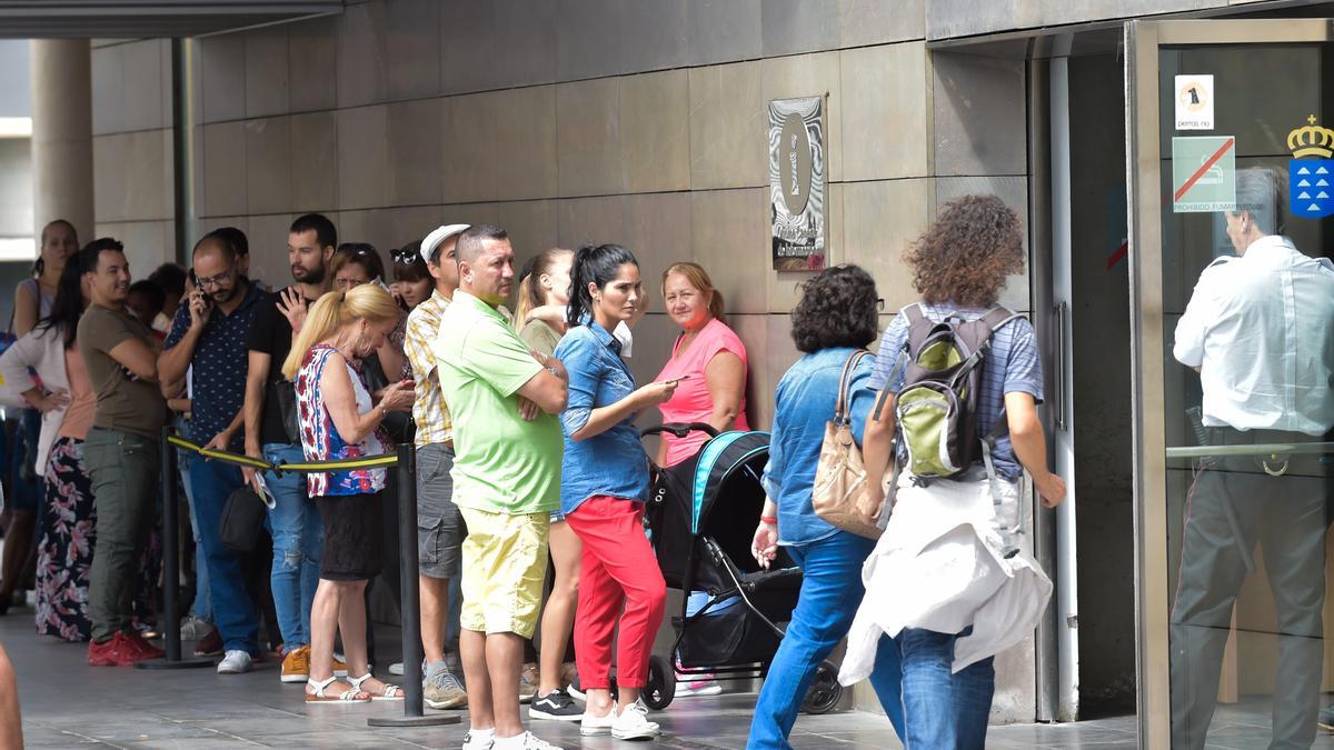 Colas para solicitar las ayudas al alquiler en la capital grancanaria.