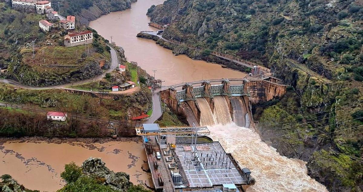 Presa de Villalcampo, este lunes, con las compuertas abiertas para evacuar agua. | MANUEL RAPADO