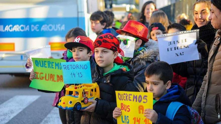 Demandan el autobús escolar de Carril con concentraciones a la entrada y salida del colegio. // Iñaki Abella