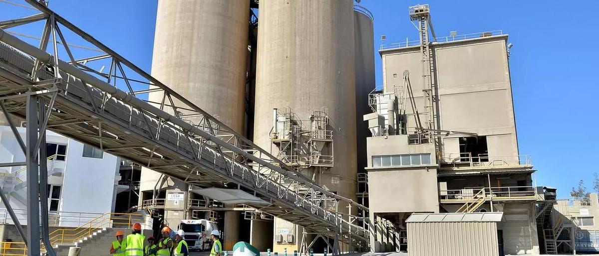 Instalaciones de la cementera en Santa Águeda.