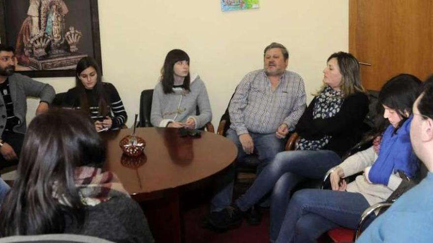 Un momento de la reunión entre los voluntarios de la Protectora y el cuatripartito. // Noé Parga