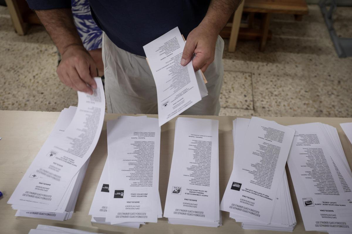 Un elector elige su papeleta en unas elecciones catalanas.