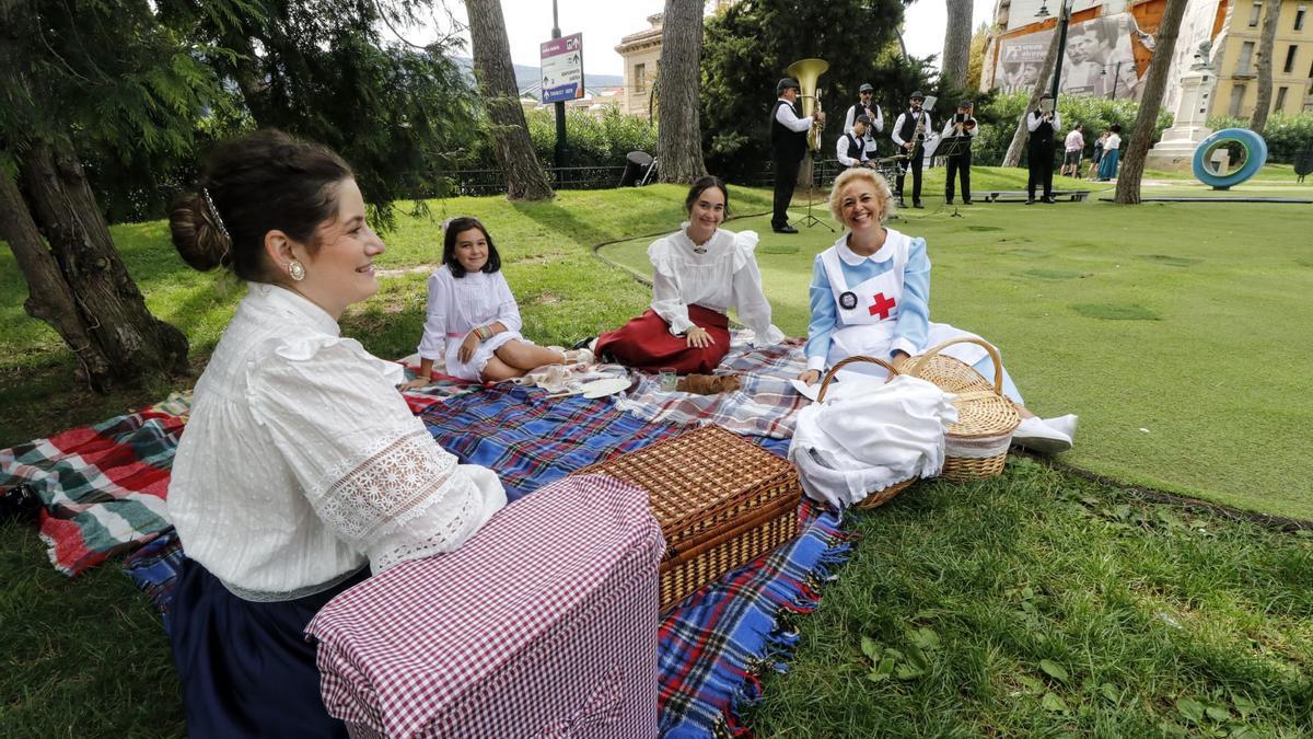 Pícnic en el Paseo de Cervantes en el que los ciudadanos, vestidos de época, se congregan con cestas llenas de alimentos