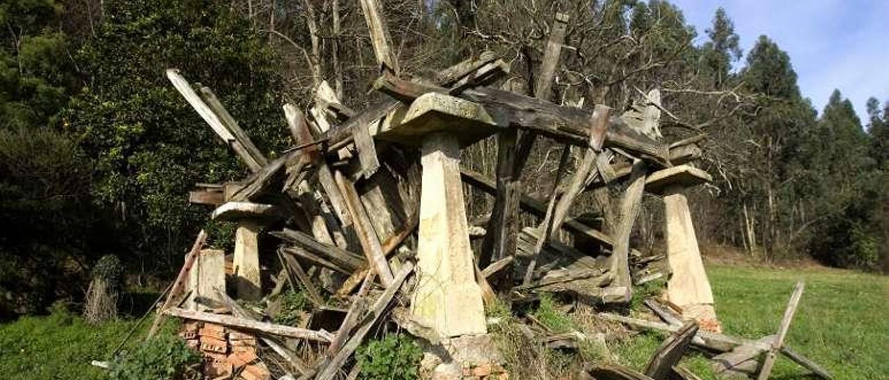 Un hórreo en ruinas, hace años, en El Pedregal.