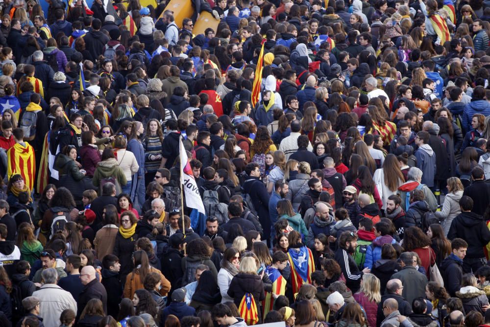 Concentració multitudinària a la seu de la Generalitat de Girona per reclamar la llibertat dels presos