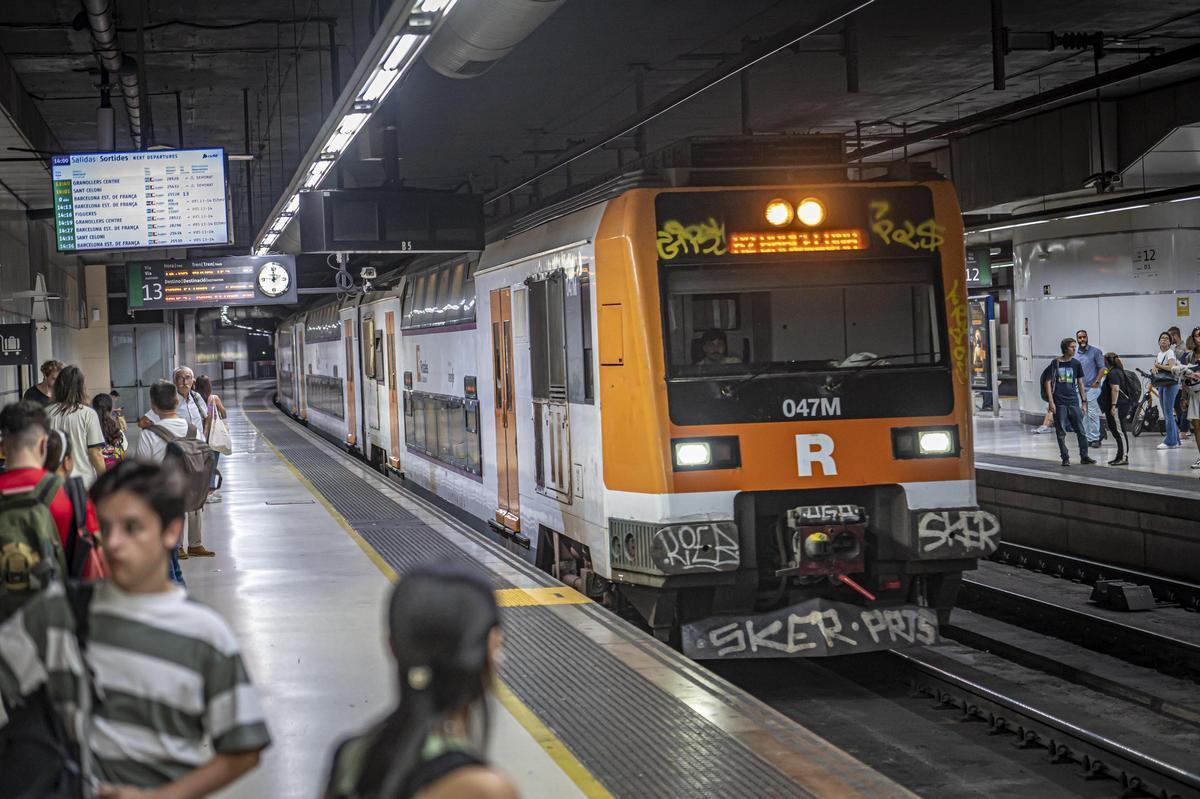 Un tren de Rodalies, en la estación de Barcelona Sants.