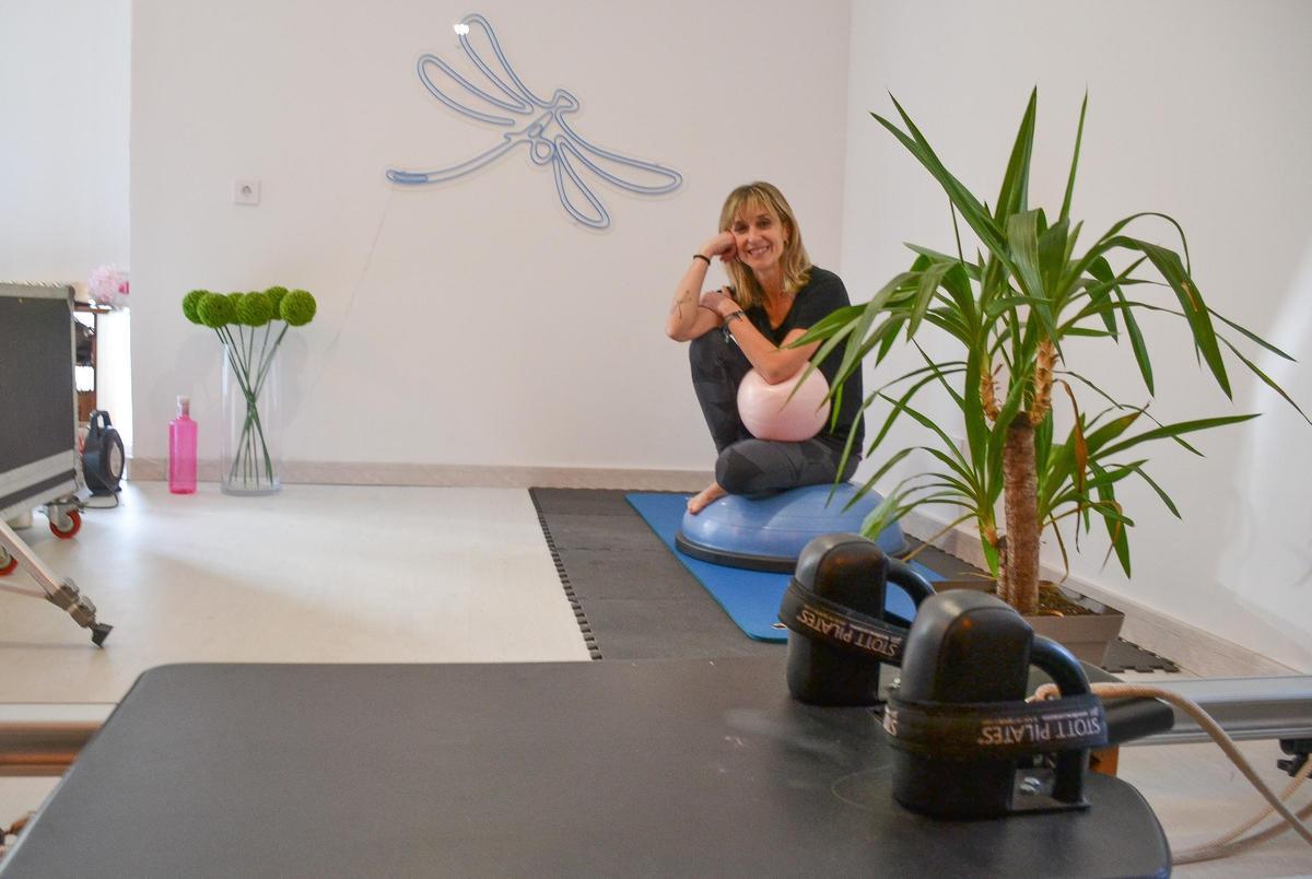 Amaia en la sala que habilitaron en su casa de Santa María de Villandas, a modo de sala de gimnasio, para impartir sus clase on line.