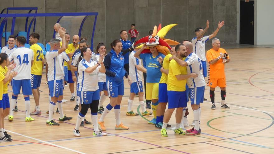 Primer partido solidario entre murgueros de la UD Las Palmas y el CD Tenerife
