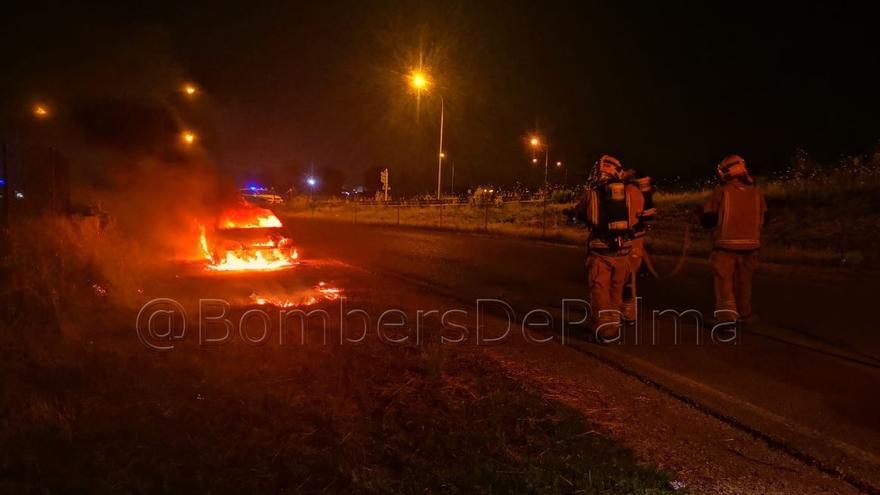 Incendio en un coche abandonado cerca de Son Llàtzer