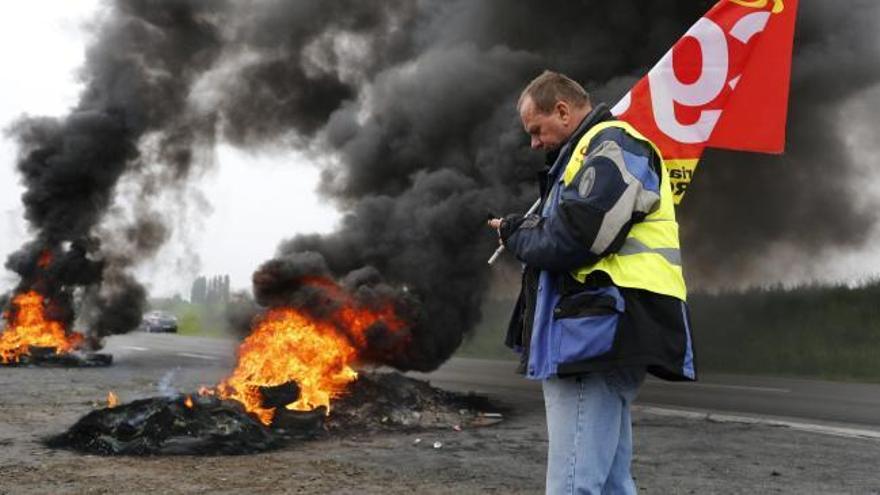 Francia recurre a sus reservas de petróleo por el bloqueo de las refinerías