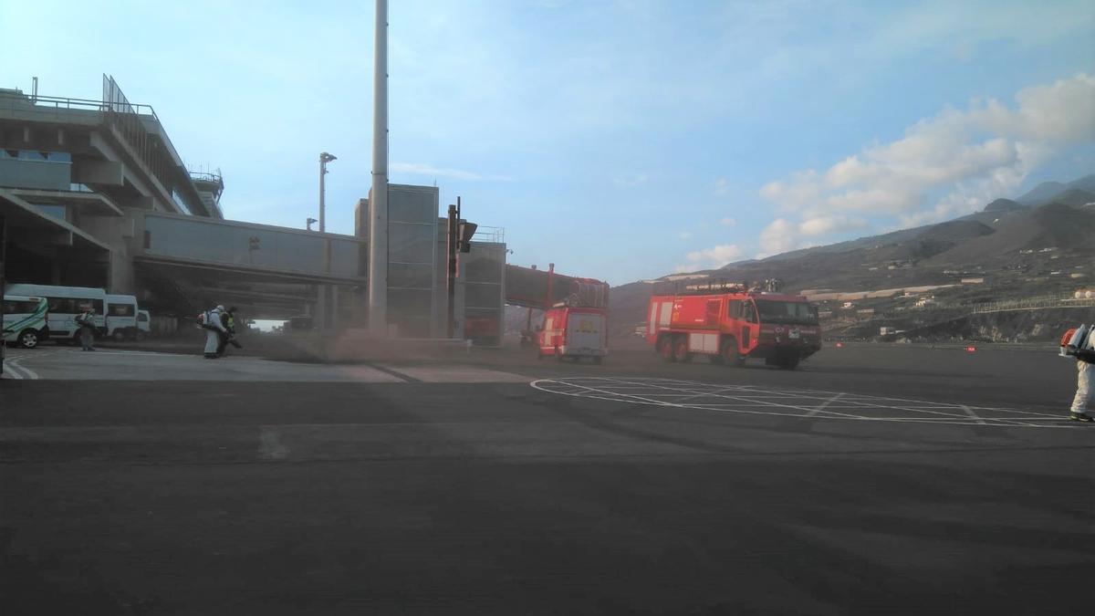 Personal de Aena limpia la ceniza del volcán en el aeropuerto de La Palma