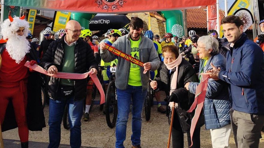 Javier Manzano y Eva Ortega dominan el Trofeo BTT de Ufones