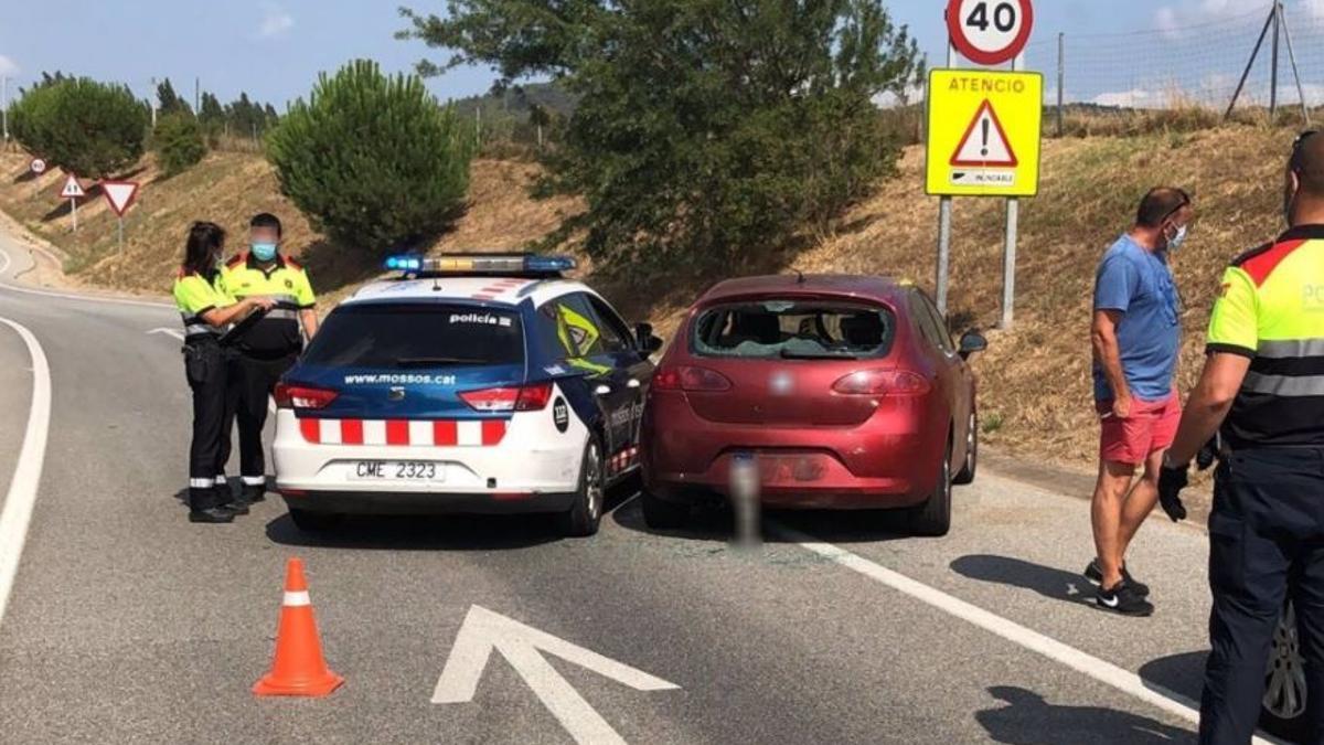 Un conductor ebrio ha hecho chocar su coche contra el de los Mossos para intentar huir de la policía en Vidreres (Girona)