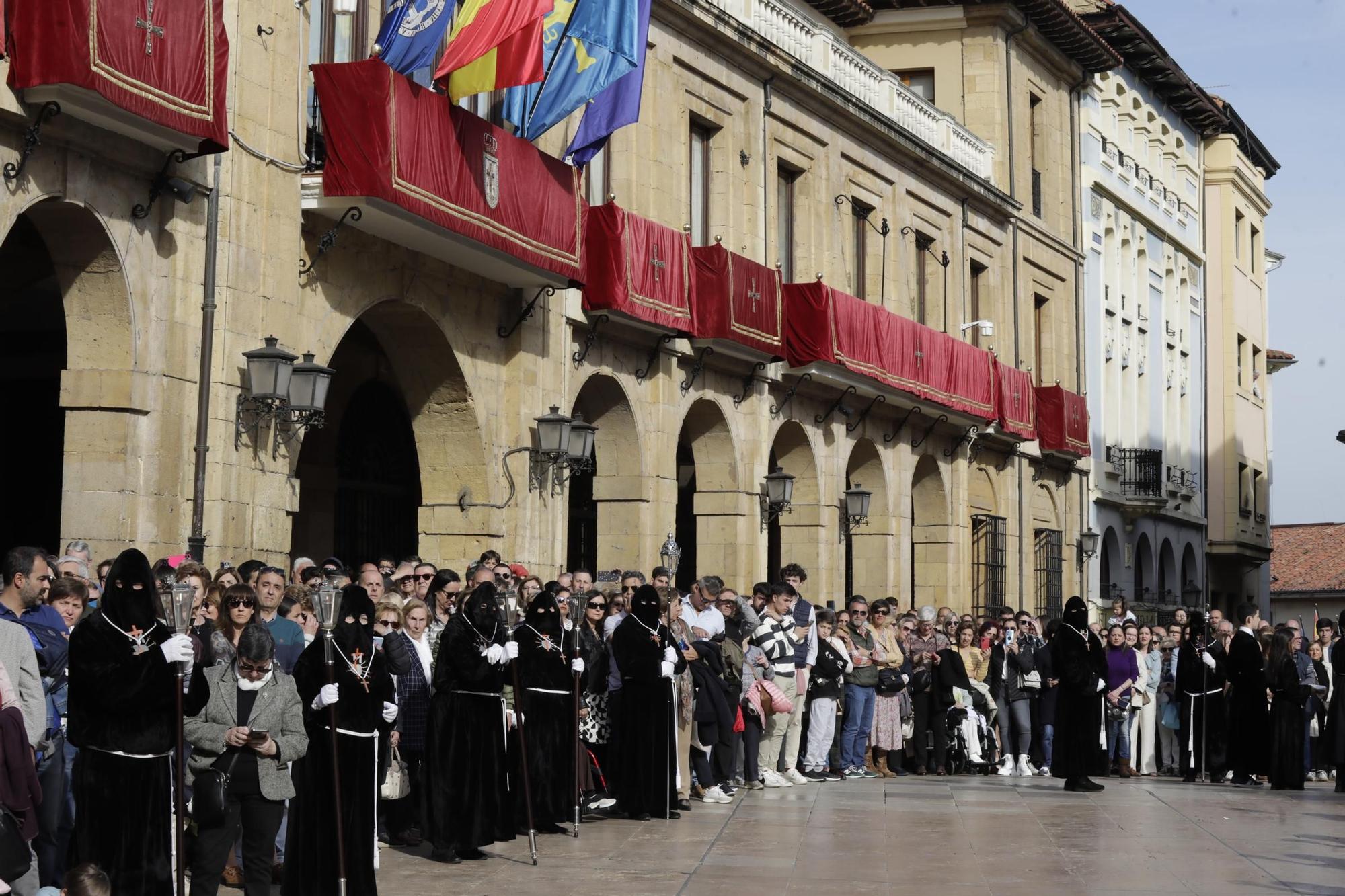 La procesión intergeneracional del Santo Entierro emociona Oviedo