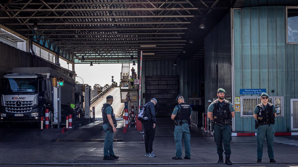 Agentes de la Guardia Civil, durante el registro en la planta de Tersa en 2023.