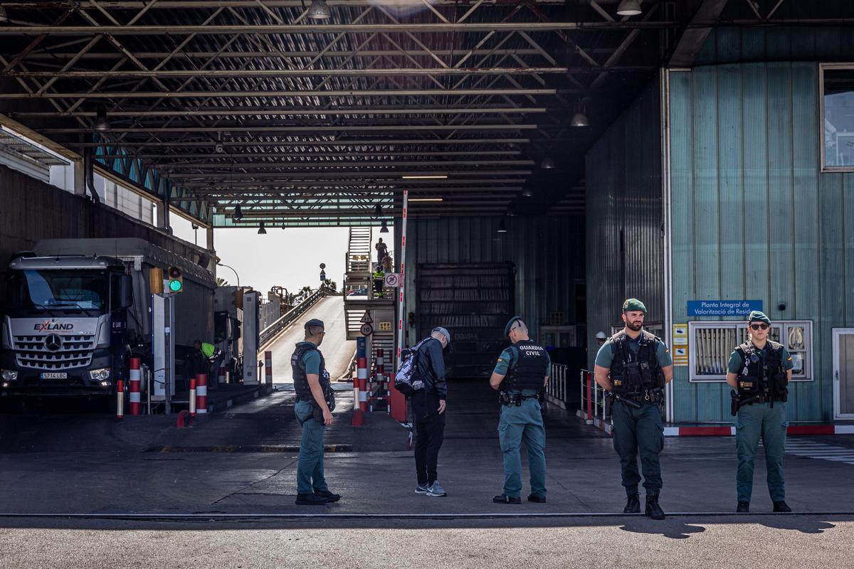 Agentes de la Guardia Civil, durante el registro en la planta de Tersa en 2023.