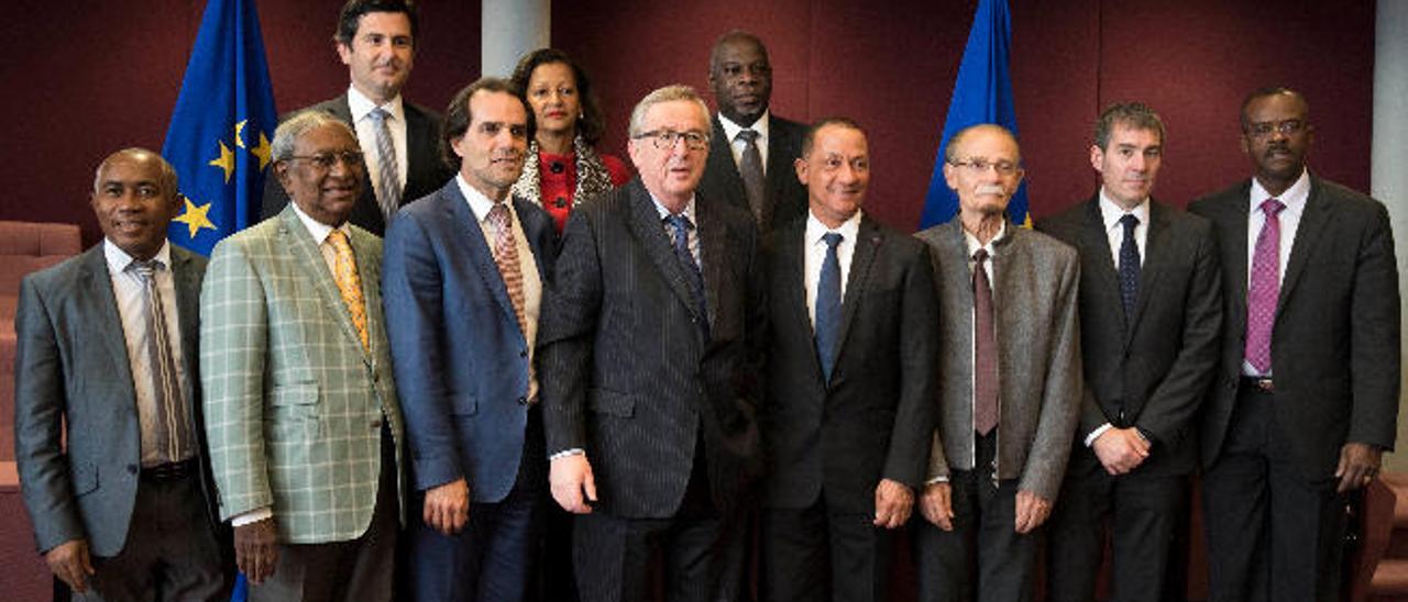 Reunión de los presidentes de las regiones ultraperiféricas, entre ellos Fernando Clavijo, con Jean-Claude Juncker, ayer en Bruselas.