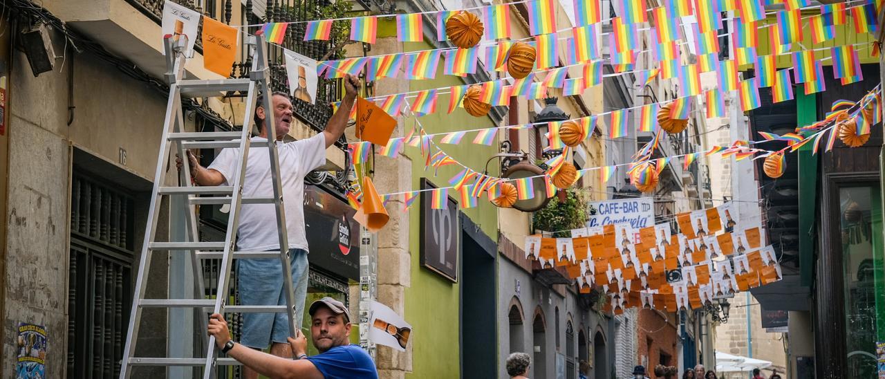 Colocación de farolillos antes del comienzo de la feria.