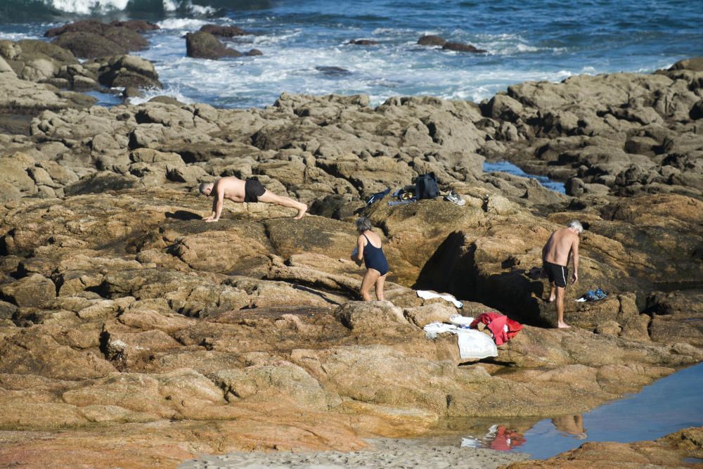 Bañistas en otoño en la playa de Riazor