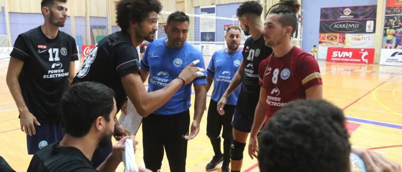 De Oliveira habla con Osado ante la mirada del técnico Ariel Olmedo, la semana pasada. | VICENT MARÍ