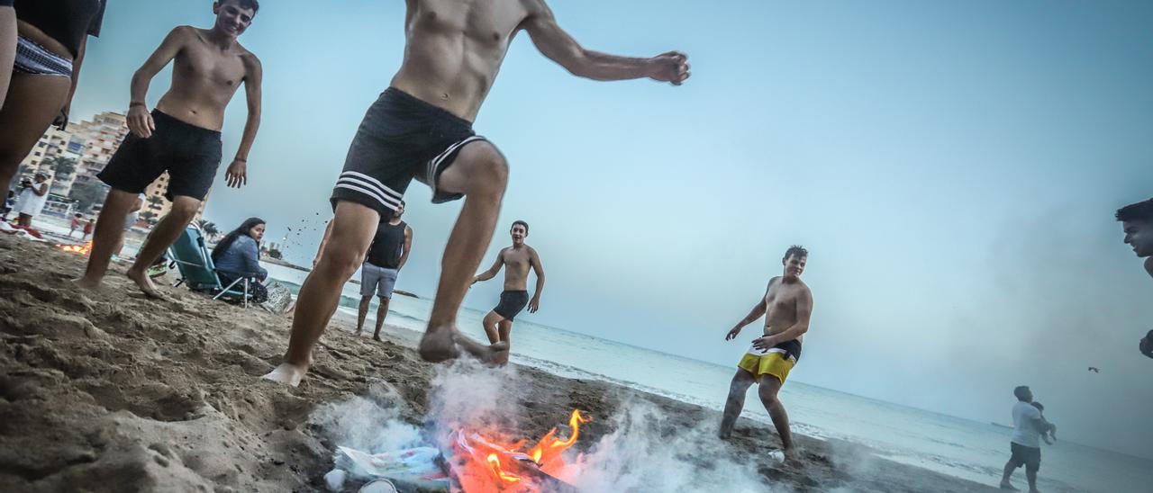 Celebración de la noche de San Juan en una playa de Torrevieja en 2019