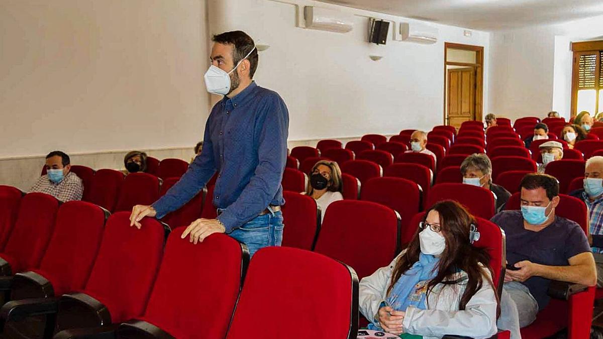 Un joven de Tábara interviene en el acto público celebrado en el Edificio del Reloj. | Santiago Andrés