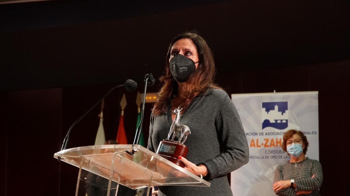 La jefa del área de Local de Diario CÓRDOBA, Isabel Leña, recoge su premio.