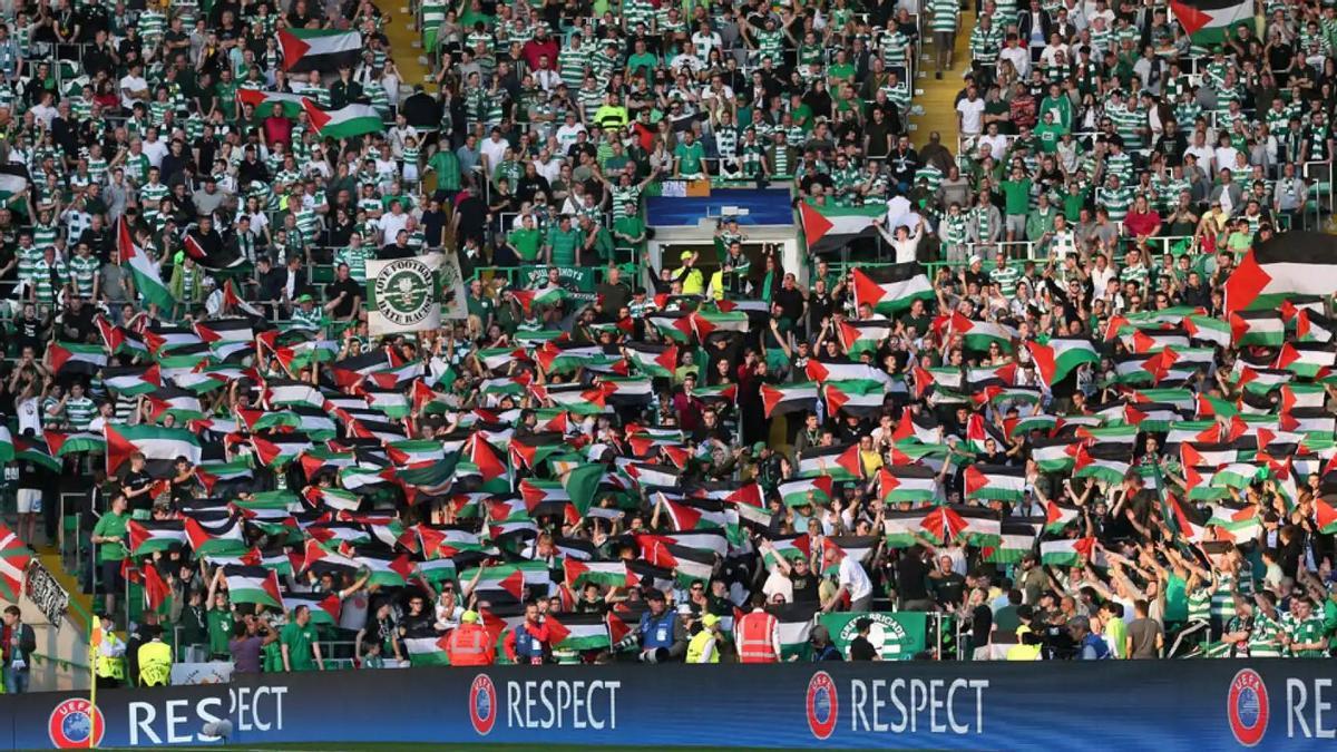 Aficionados del Celtic exhiben banderas palestinas durante el partido frente al Atlético de Champions.