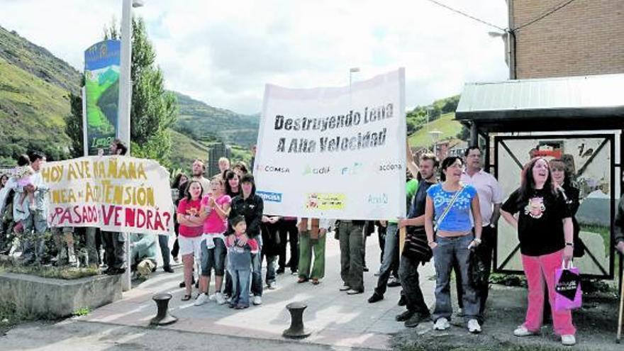 La protesta de los vecinos afectados por el AVE, durante la visita de Zapatero a las obras.