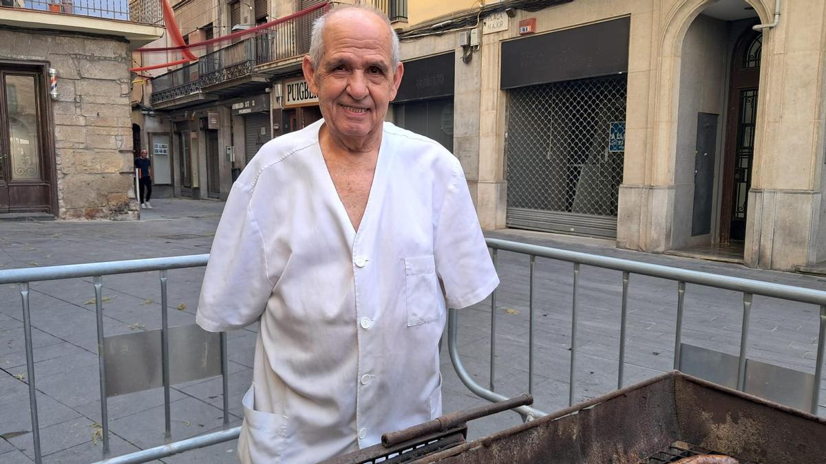 Josep Cortina Torner al costat de la grealla amb les botifarres