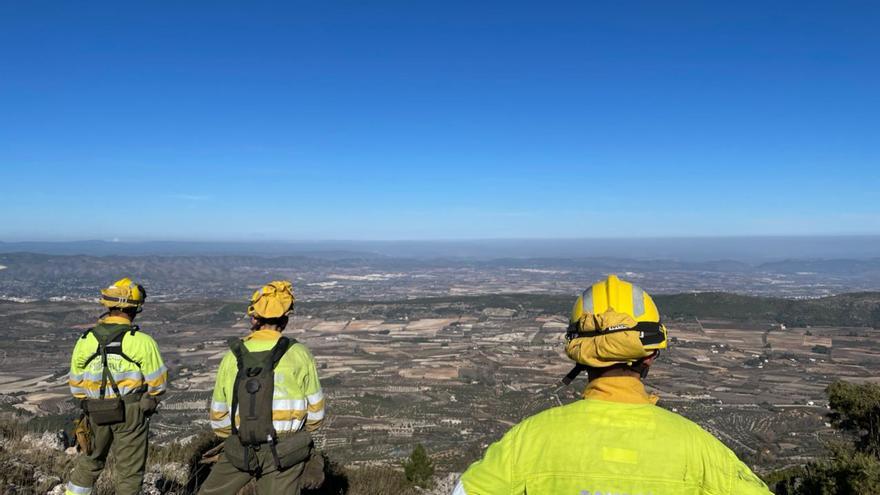Movilizan dos dotaciones de bomberos por un incendio forestal en Xàtiva